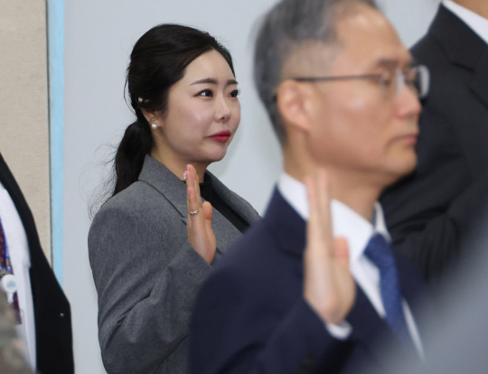 무속인 '비단 아씨' 이선진씨가 4일 서울 여의도 국회에서 열린 '윤석열 정부의 비상계엄 선포를 통한 내란 혐의 진상규명 국정조사 특별위원회' 청문회에서 선서하고 있다. 연합뉴스